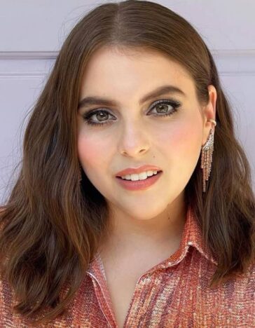 Beanie Feldstein Biography, Wiki, Height, Age, Net Worth | Stark Times