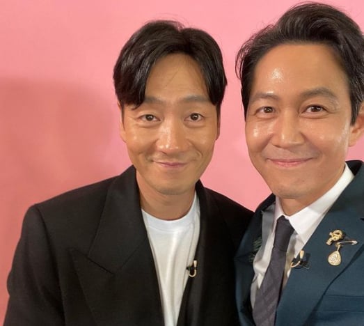  Lee Jung-Jae with his friend and co-actor Park Hae-soo