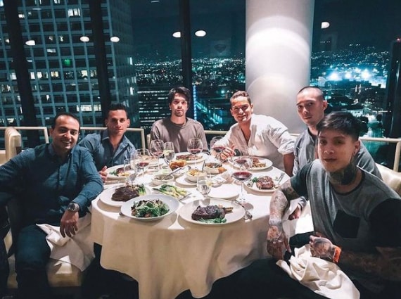 Osvaldo Lugones having dinner with his friends.