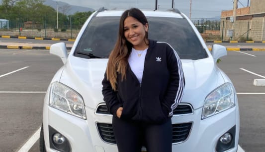 Dailyn Montañez showcase her luxurious car