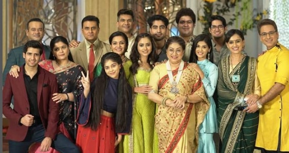 Karishma Sawant with full cast of  ''Yeh Rishta Kya Kehlata Hai''