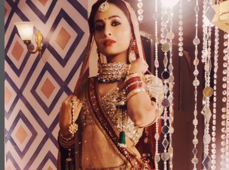 Karishma Sawant looks stunning in Indian attair (saree)
