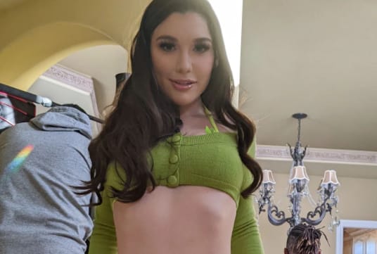 Lily Lou looks gorgeous in a green outfit