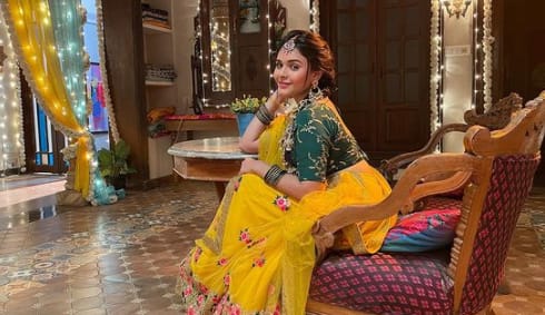 Muskan Bamne looks attractive in a yellow saree