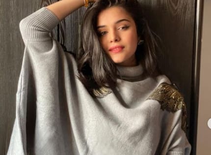 Muskan Bamne looks stunning in a grey outfit