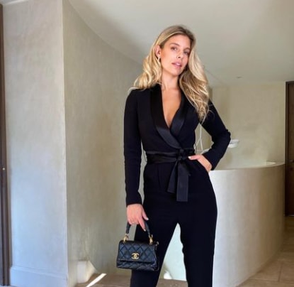 Natasha Oakley Age, Height, Family, Net Worth, Diet, Blog, Email, Boyfriend, Mother, Husband, Parents, Siblings, Instagram