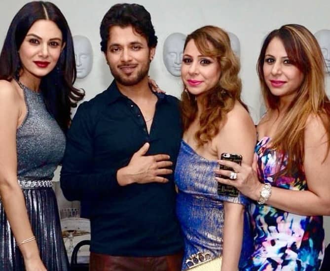 Anupam Mittal with his sisters