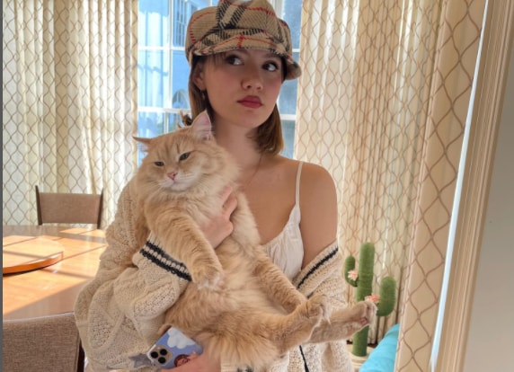 Iris Apatow with her pet cat