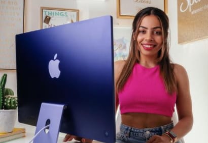 Krystal Lora showcase her apple laptop
