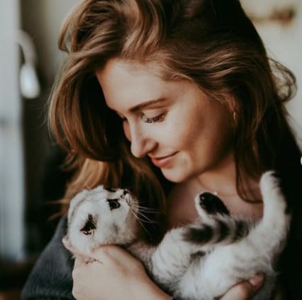 Lizzie Peirce with her pet cat