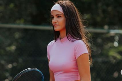 Sofia Resing playing tennis