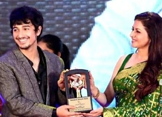Aryann Bhowmik receiving Kalakriti Award by actress Bhagyashree