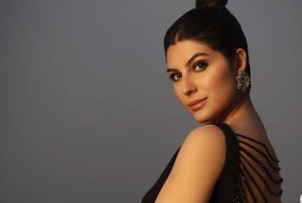 Elnaaz Norouzi looks stunning