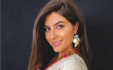 Elnaaz Norouzi looks pretty