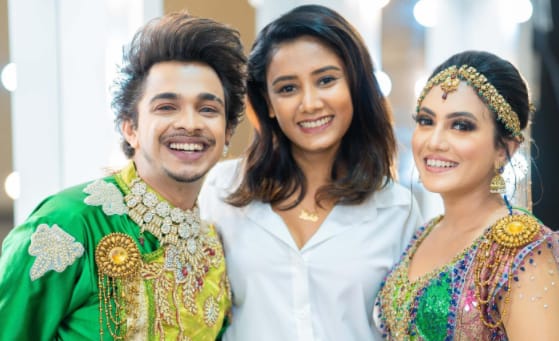Lochana Jayakodi with two other dancers