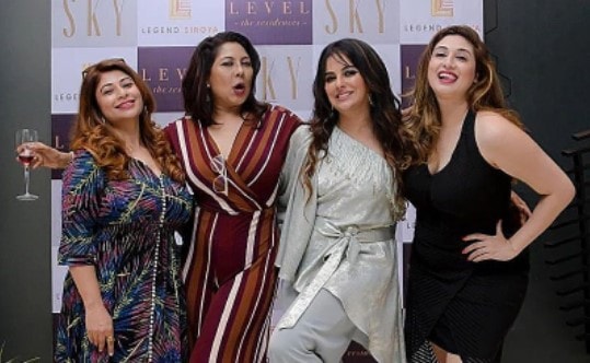 Manini Mishra with other actresses