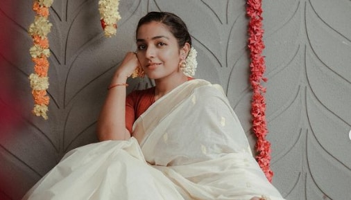 Rajisha Vijayan looks gorgeous in Indian attire (saree)