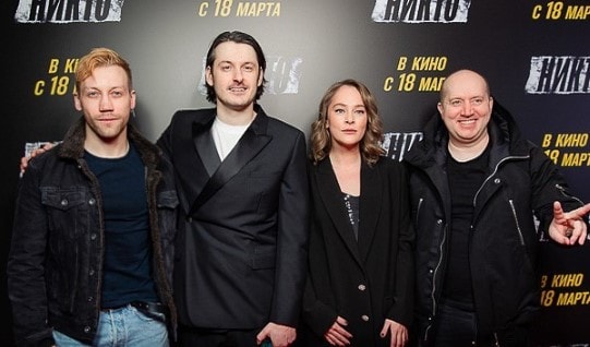 Aleksandr Kuznetsov with other actors 