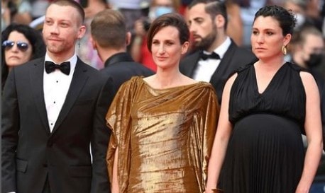 Aleksandr Kuznetsov with two actresses at a film festival