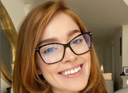 Jia Lissa looks charming and beautiful in glasses