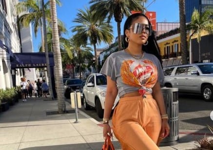 Minaa Monroe looks adorable and attractive in a trendy outfit