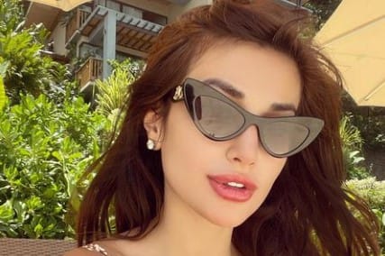 Nathalie Hart looks gorgeous and attractive in black glasses