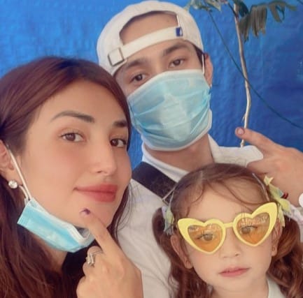 Nathalie Hart with her brother and daughter showing victory sign