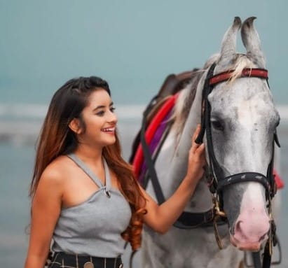 Riya Soni with a horse
