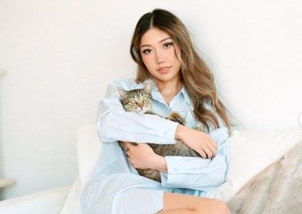 Emilythebearrr with her pet cat