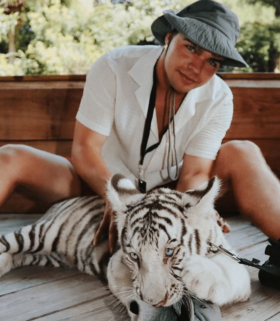 Austin Sprinz taking pictures with a tiger