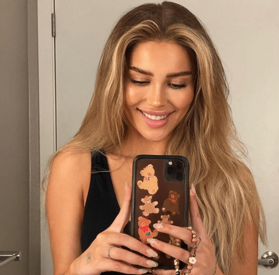 Kristina Levina taking mirror selfies