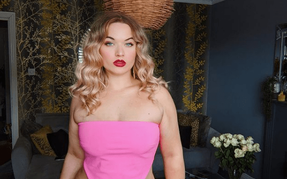 Jess Megan looks stunning and sizzling in a pink outfit