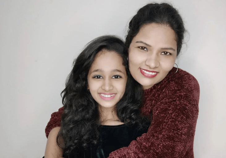 Jiya Thakur with her mom