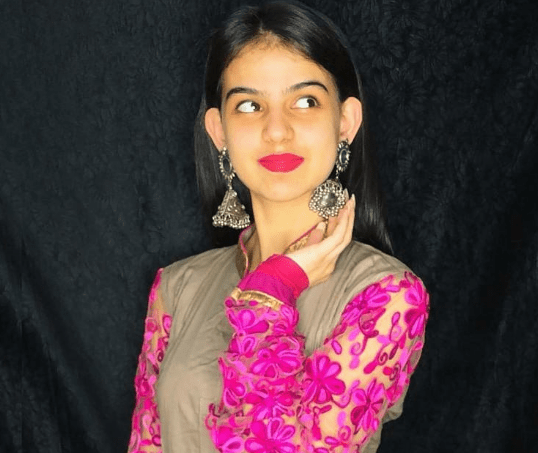 Kanishka Sharma looks beautiful and cute in a modeling pose