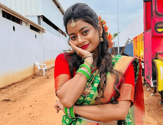 Nainika Anasuru looks gorgeous and pretty in a saree