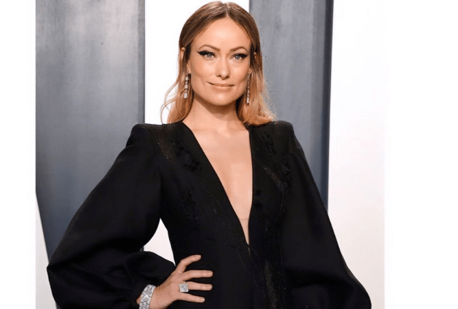  Olivia Wilde looks stunning and sizzling in a black outfit