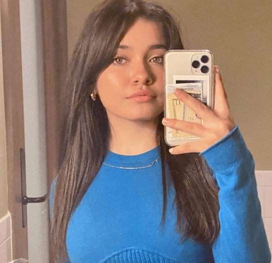 Sophie Michelle looks adorable in a mirror selfie pose