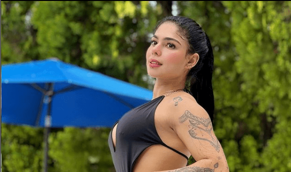 Yineth Medina in a modeling pose displays her muscles