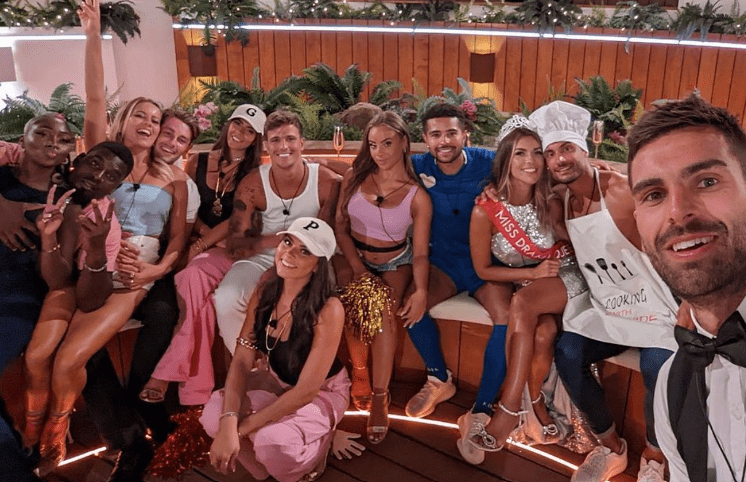 Afia Tonkmor with other contestants of the ''Love Island'' season 8 