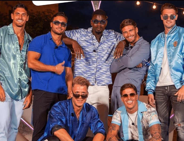 Dami Hope with male contestants of the ''Love Island'' 2022