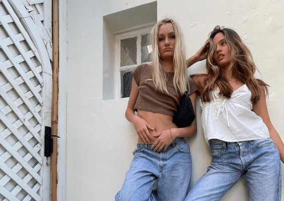 Makayla Storms dong modeling shots with her friend
