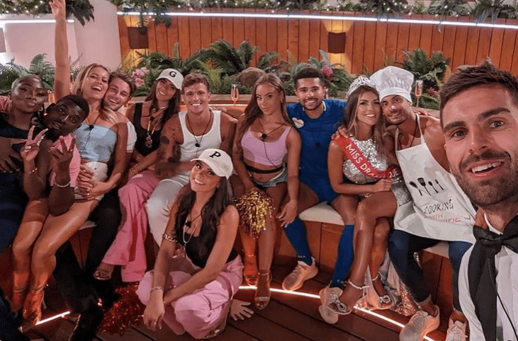 Tasha Ghouri with the fellow contestants of ''Love Island'' season 8