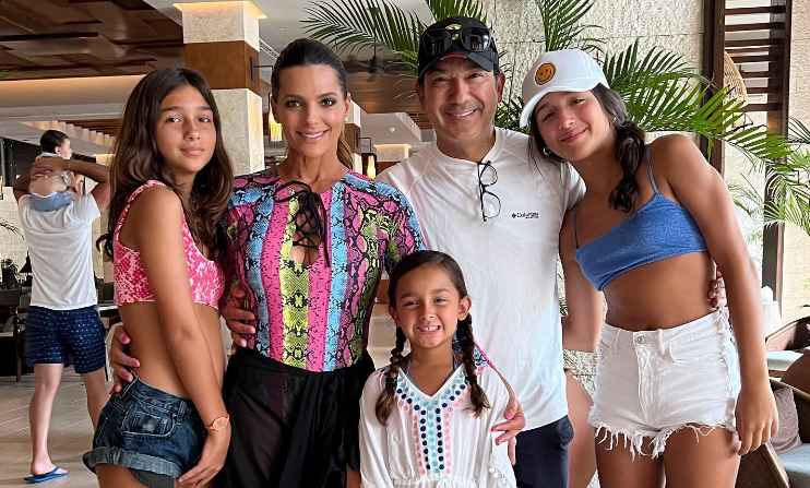 Bárbara Bermudo with her husband and daughters
