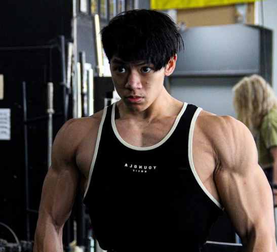 Ruan Jingtian flexes his muscles