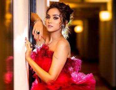 Ashi Singh looks gorgeous in a red dress 