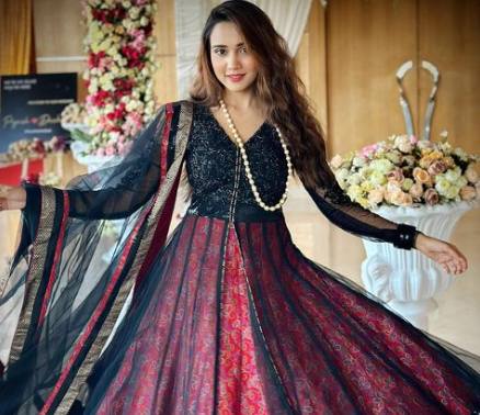 Ashi Singh looks beautiful in traditional dress 
