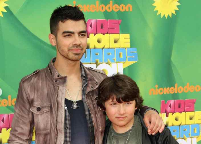 Frankie Jonas with his older brother 