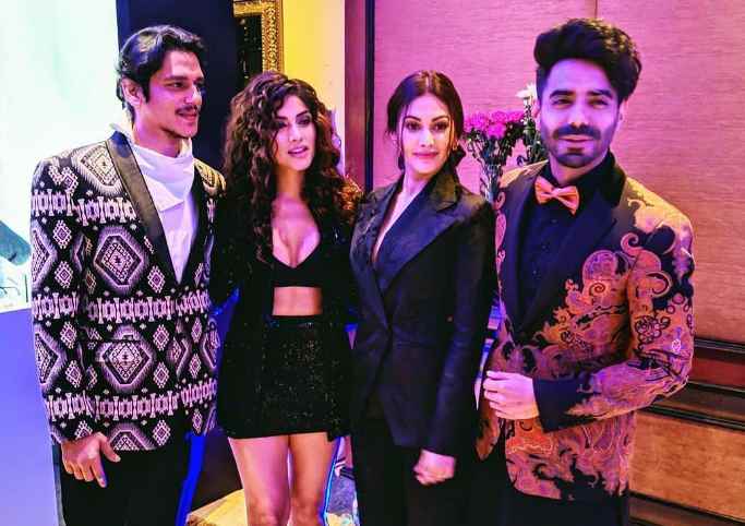 Sapna Pabbi with other actors