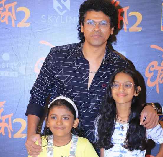 Siddhartha Jadhav with his daughters