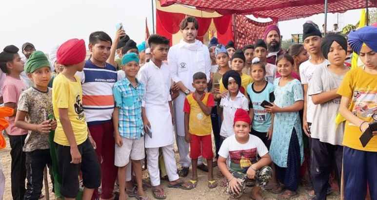 Jass Bajwa with his little fans